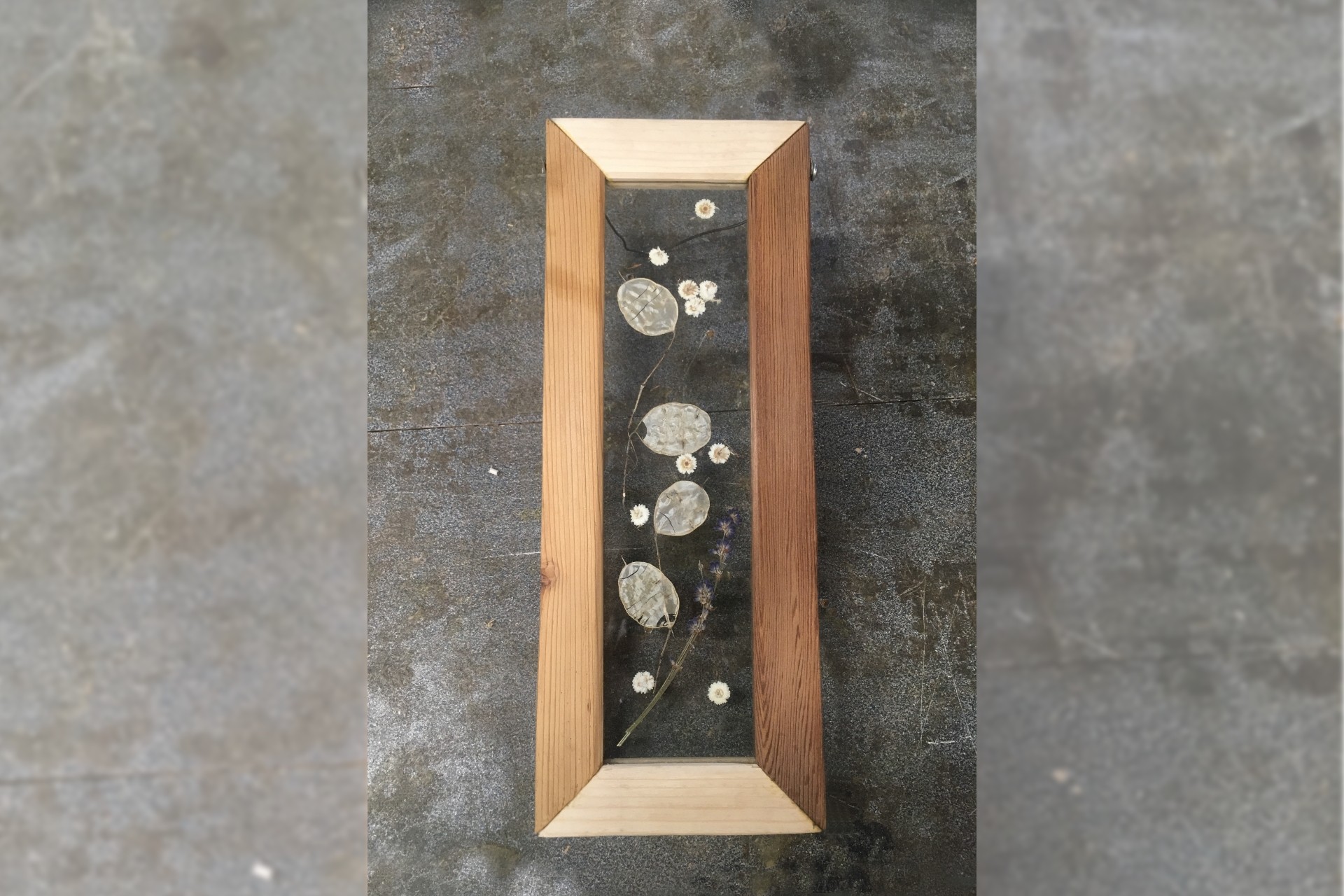 Link image of flat flower vase